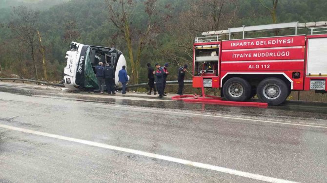 Isparta-antalya Karayolunda Yolcu Otobüsü Devrildi: 8 Yaralı