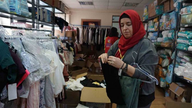 Depremden Kurtulan Kadın, Yaraların Sarılması İçin Çalışmalara Destek Veriyor