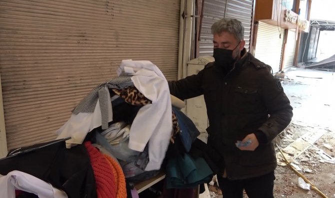 Depremden Sağ Kurtulan Tarihi Uzun Çarşı Esnafı Şimdi Ürünlerini Kurtarmaya Çalışıyor