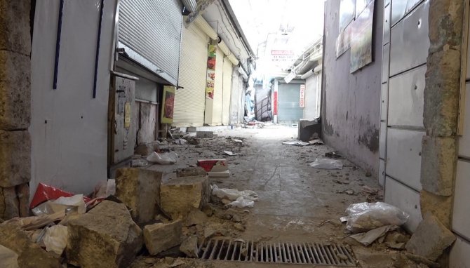 Depremden Sağ Kurtulan Tarihi Uzun Çarşı Esnafı Şimdi Ürünlerini Kurtarmaya Çalışıyor