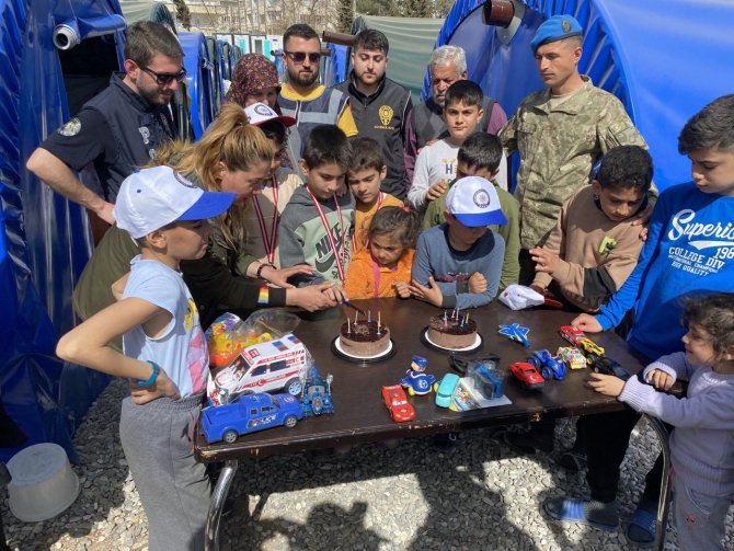 Depremde Ailesini Kaybeden 11 Yaşındaki Gazihan’a Doğum Günü Sürprizi