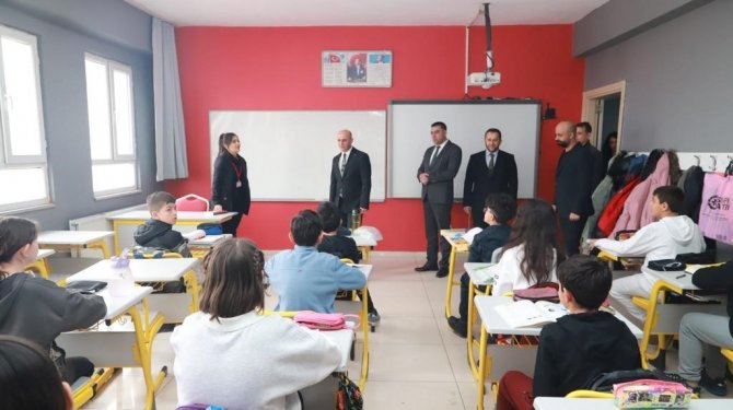 Kaymakam Ekinci, Depremzede Öğrencileri Ziyaret Etti