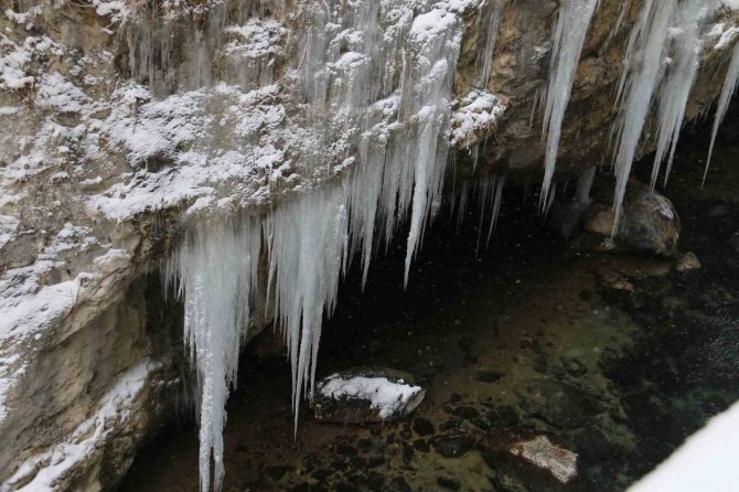 Binlerce Yıllık Tarihe Sahip Kanyonda Kış Manzarasıyla Hayran Bırakıyor