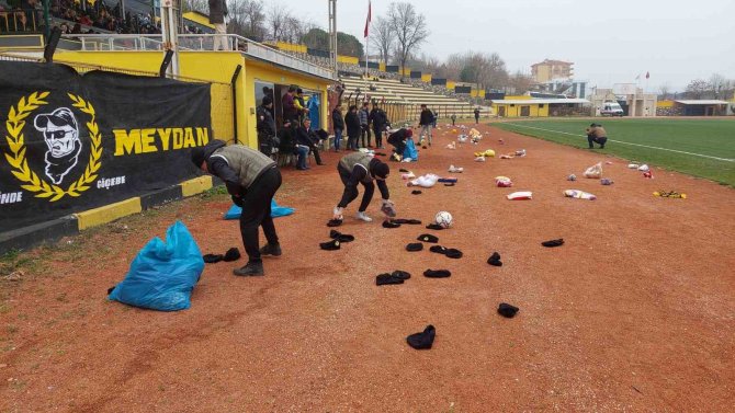 Depremzede Çocuklar İçin Sahaya Oyuncak Yağdı