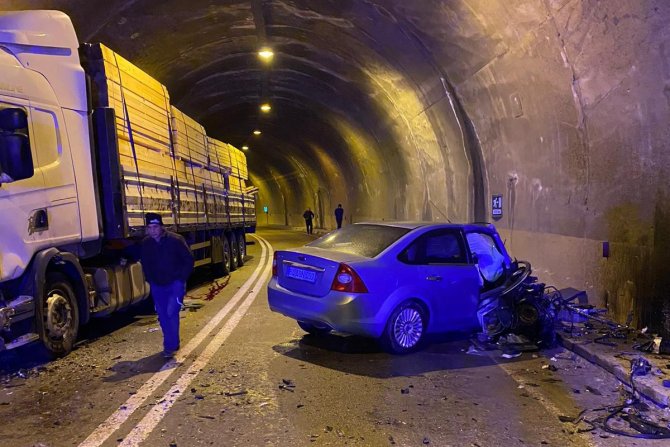 Otomobil Tünel İçinde Tırla Çarpıştı: 2 Yaralı