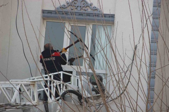 Hasarlı Binada Mahsur Kalan Kedi İtfaiyeyi Harekete Geçirdi
