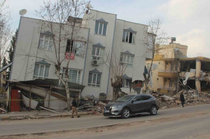 Hasarlı Binada Mahsur Kalan Kedi İtfaiyeyi Harekete Geçirdi
