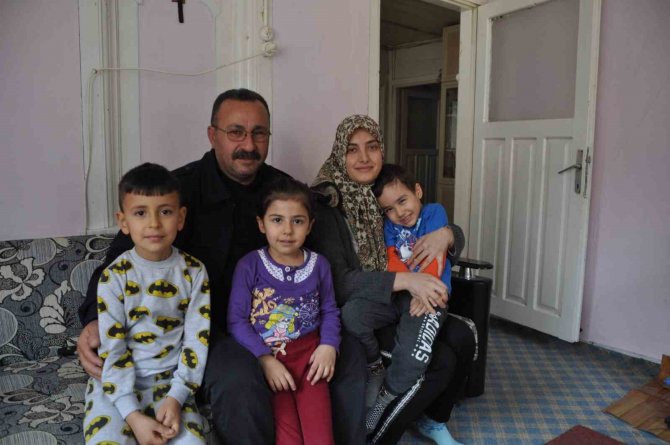 Depremde Yaşadığı Zor Anları Bu Sözlerle Anlattı: "Bizi Binadan İlahi Güç Çıkardı"