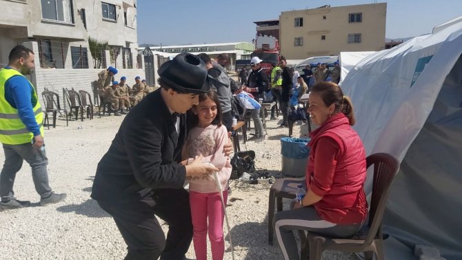 Depremzede Çocukların Yüzü Charlie Chaplin İle Güldü