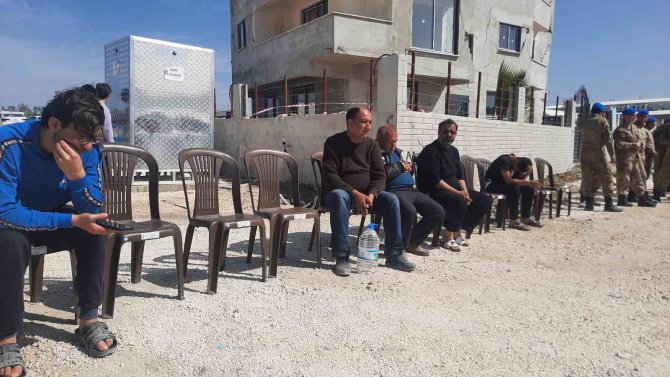 Hatay’daki Çadır Kentte Depremzedelere Berber Hizmeti