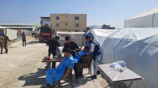 Hatay’daki Çadır Kentte Depremzedelere Berber Hizmeti