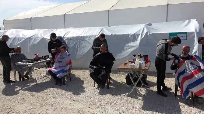 Hatay’daki Çadır Kentte Depremzedelere Berber Hizmeti
