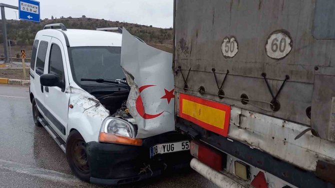 Hafif Ticari Araç İle Tırın Çarpışması Kamerada