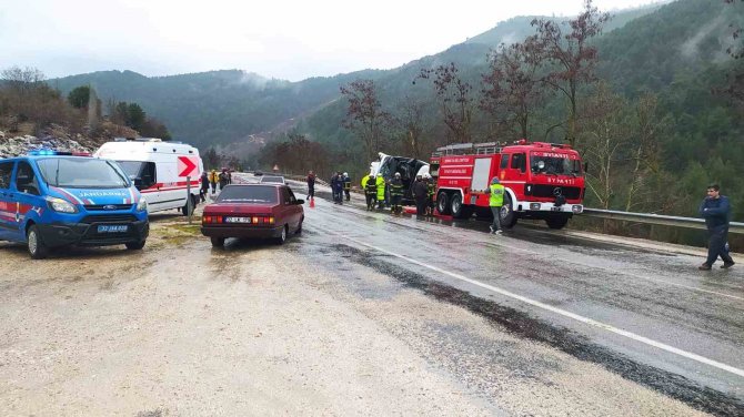 Isparta-antalya Karayolunda Yolcu Otobüsü Devrildi: 8 Yaralı