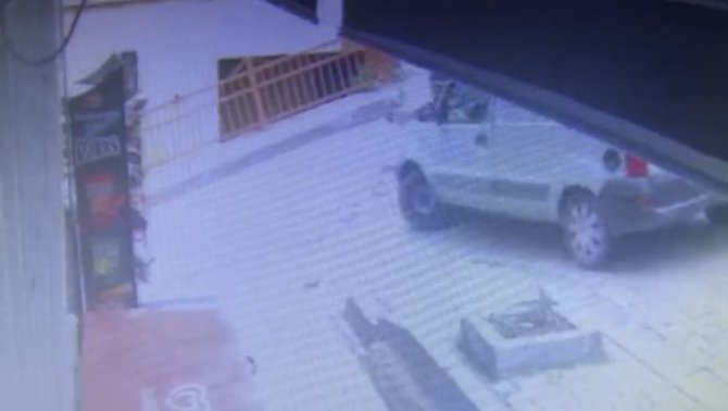İ̇stanbul’da Uzun Namlulu Silahla Saldırı Anları Kamerada: Silahını Çekip Peşlerinden Koştu
