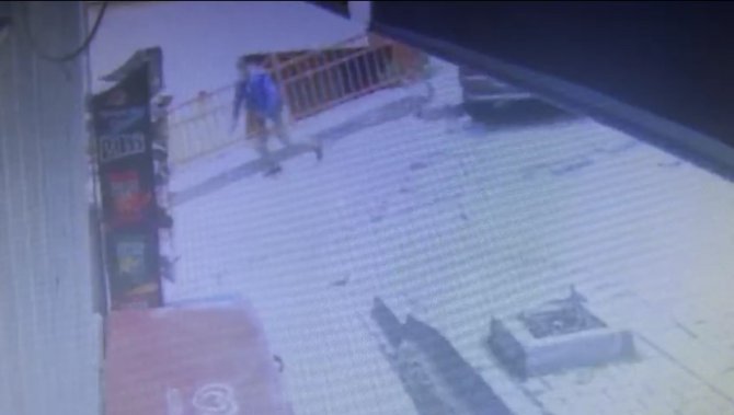 İ̇stanbul’da Uzun Namlulu Silahla Saldırı Anları Kamerada: Silahını Çekip Peşlerinden Koştu