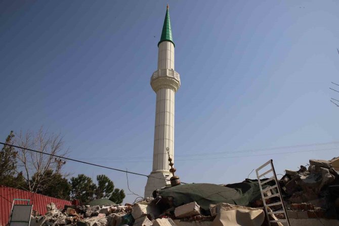 Cami Yıkıldı, Minaresi Ayakta Kaldı