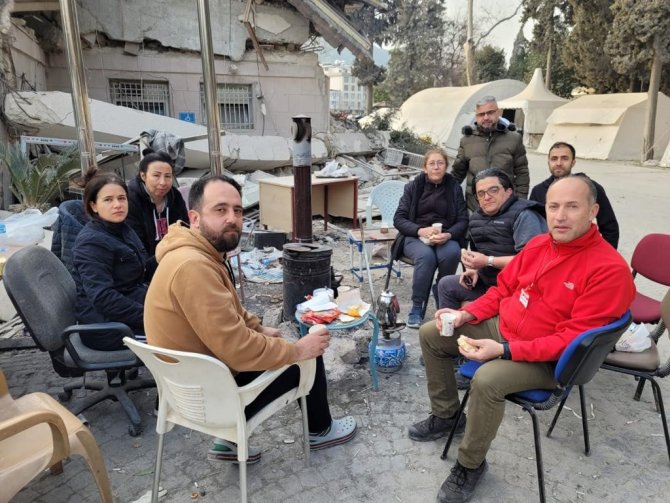 Aydınlı Eczacılar Deprem Bölgesindeki Sahra Eczanesi’nde Şifa Dağıtıyor