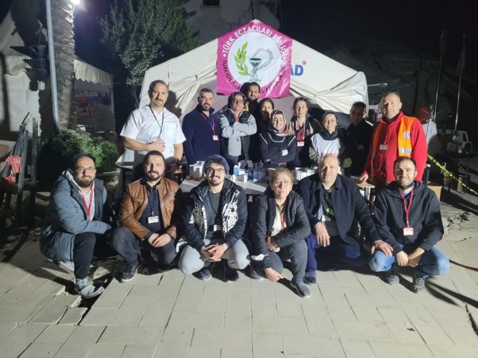 Aydınlı Eczacılar Deprem Bölgesindeki Sahra Eczanesi’nde Şifa Dağıtıyor