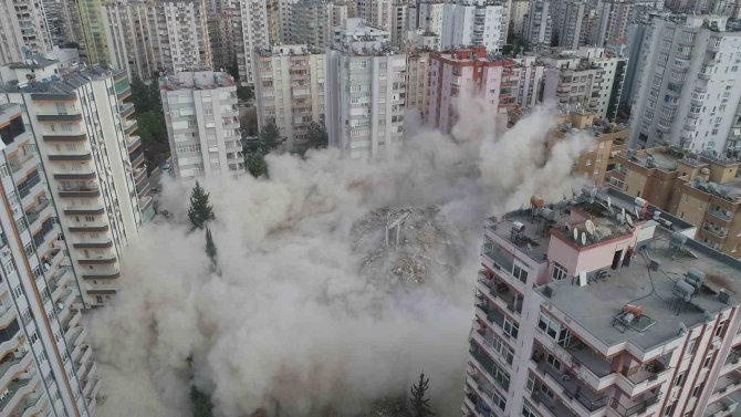 Adana’da Ağır Hasar Gören Ayas Sitesi’nin Diğer Bloğu Da Kontrollü Olarak Yıkıldı