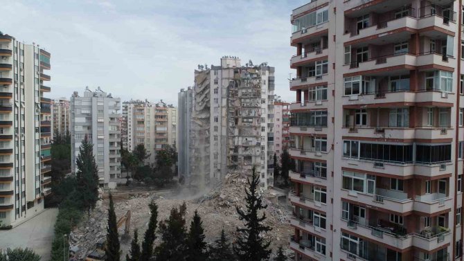 Adana’da Ağır Hasar Gören Ayas Sitesi’nin Diğer Bloğu Da Kontrollü Olarak Yıkıldı
