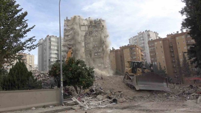 Adana’da Ağır Hasar Gören Ayas Sitesi’nin Diğer Bloğu Da Kontrollü Olarak Yıkıldı