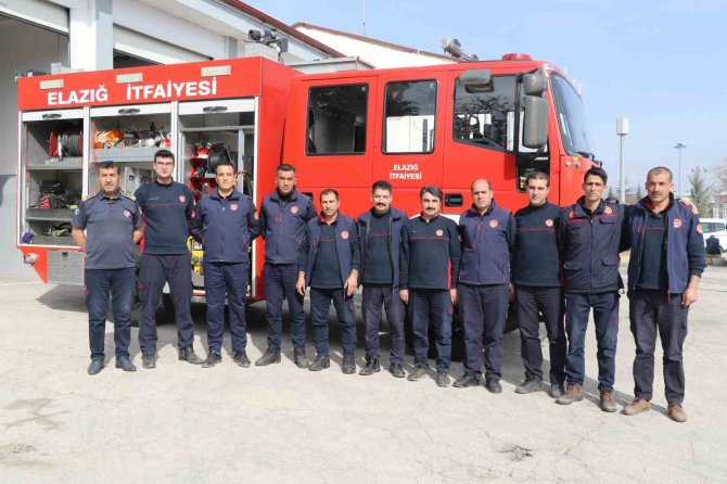Depremzede İtfaiyeciler Ailelerini Bırakıp Yardımı Koştu