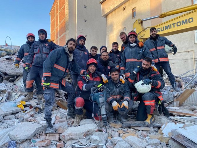 Depremzede İtfaiyeciler Ailelerini Bırakıp Yardımı Koştu