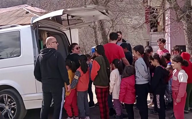 Polis Aracından Yapılan Anons Bu Kez Minik Kalplere Dokundu
