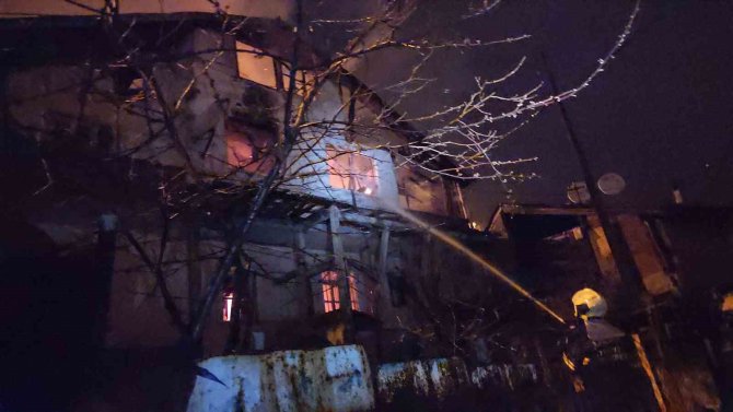 İ̇ki Katlı Ev Alevlere Teslim Oldu