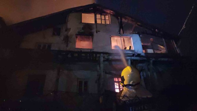 İ̇ki Katlı Ev Alevlere Teslim Oldu