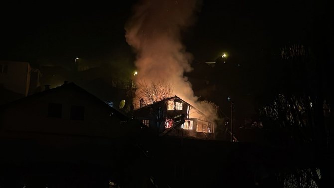 İ̇ki Katlı Ev Alevlere Teslim Oldu