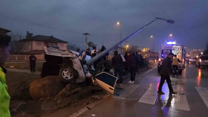 Kavşakta Aydınlatma Direğine Çarptı: 1 Ağır Yaralı