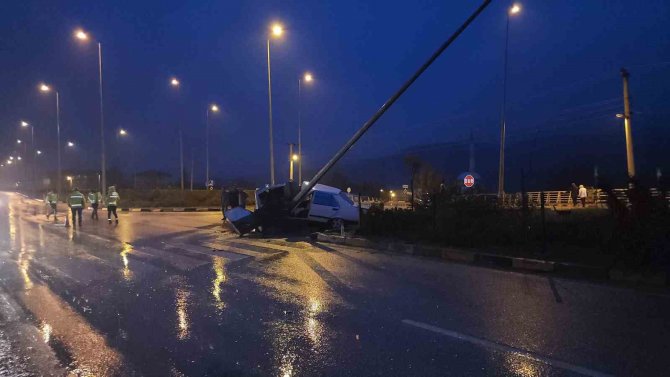 Kavşakta Aydınlatma Direğine Çarptı: 1 Ağır Yaralı
