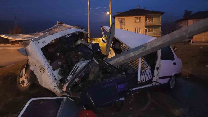 Kavşakta Aydınlatma Direğine Çarptı: 1 Ağır Yaralı