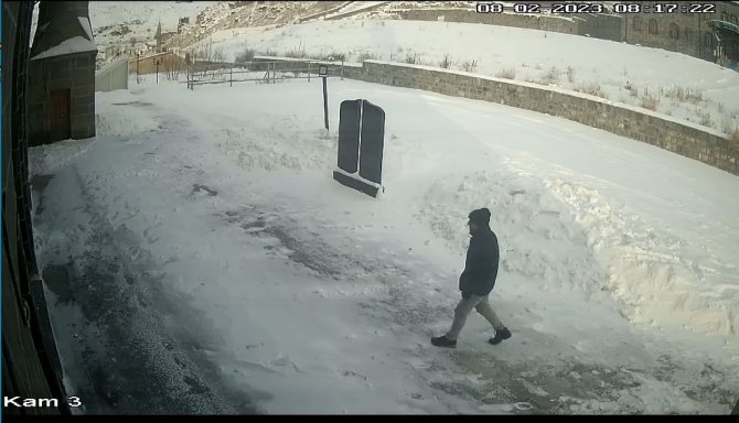 Kars’ta Camilerin Ses Sistemlerini Çalan Hırsız Önce Kameralara Sonra Polise Yakalandı