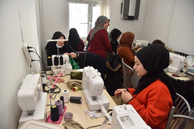 Kadınlar Depremzedeler İçin Üretiyor