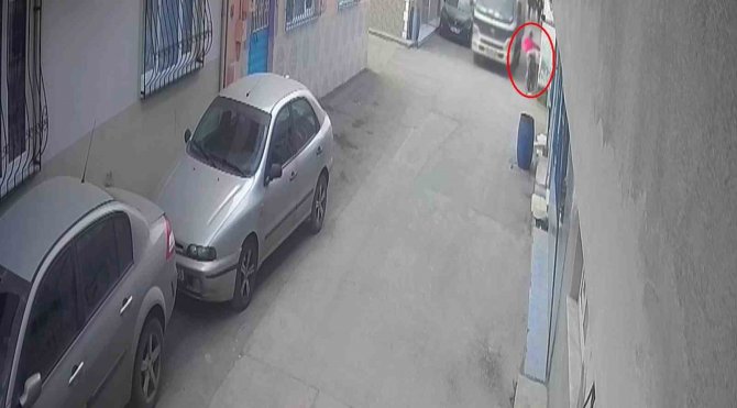Kamyonetin Altında Kalan Çocuk Hayatını Kaybetti