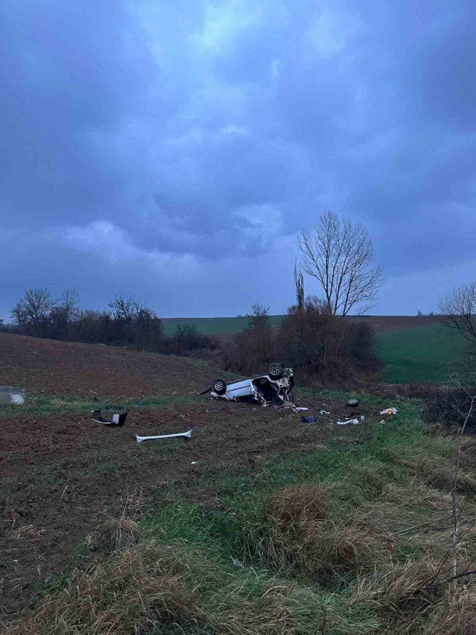 Tekirdağ’da Otomobil Tarlaya Uçtu: 2 Yaralı