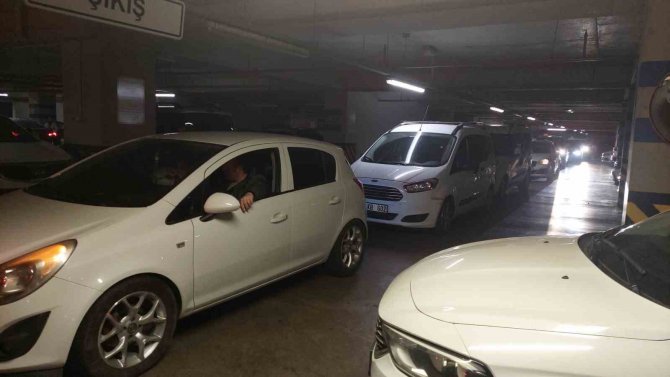 Onlarca Vatandaş, Avm Otoparkında Mahsur Kaldı: Egzoz Gazı Gerginliğe Neden Oldu