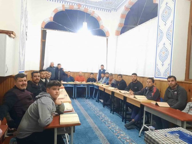 Köyceğiz’de Kur’an Öğrenen Kursiyerler Belge Aldı
