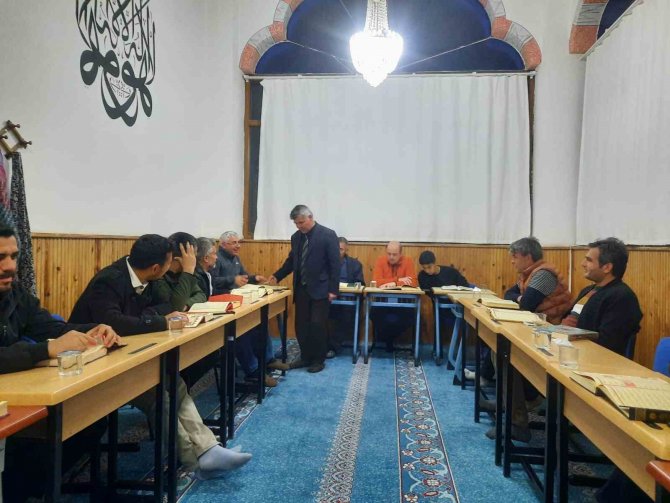 Köyceğiz’de Kur’an Öğrenen Kursiyerler Belge Aldı