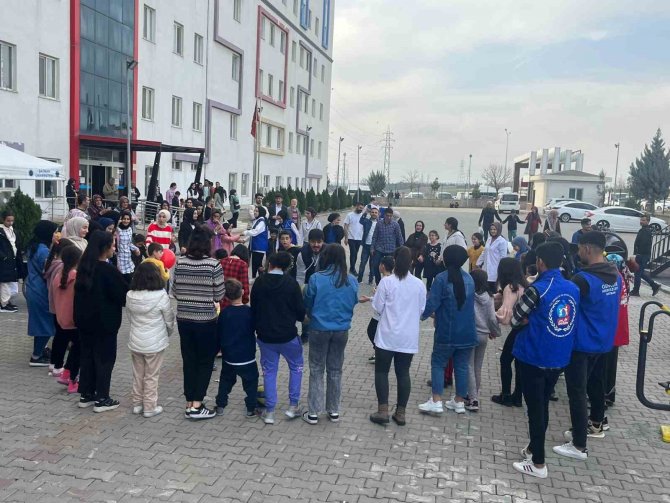Batman Üniversitesinden Depremden Etkilenen Çocuklara Moral Etkinliği