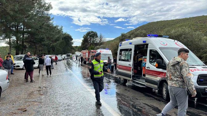 Kuşadası’nda İki Araç Kafa Kafaya Çarpıştı: 6 Yaralı