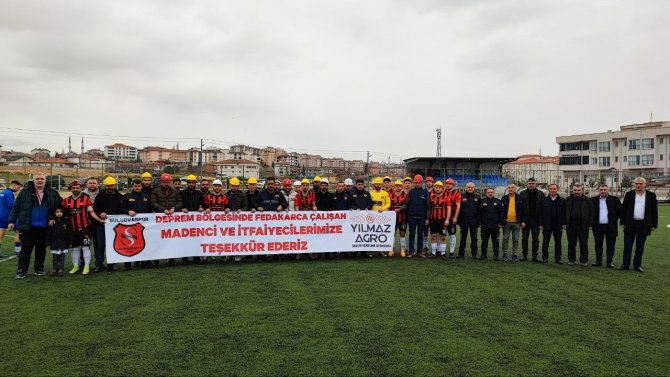 Suluovasporlu Futbolcular Maça Madenci Bareti Ve Pankartla Çıktı
