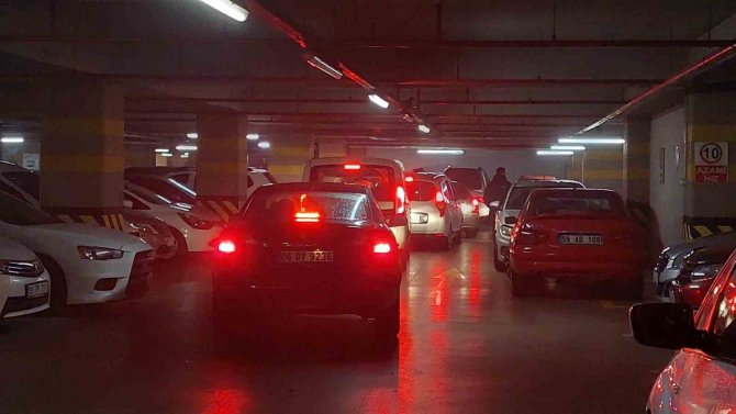 Onlarca Vatandaş, Avm Otoparkında Mahsur Kaldı: Egzoz Gazı Gerginliğe Neden Oldu