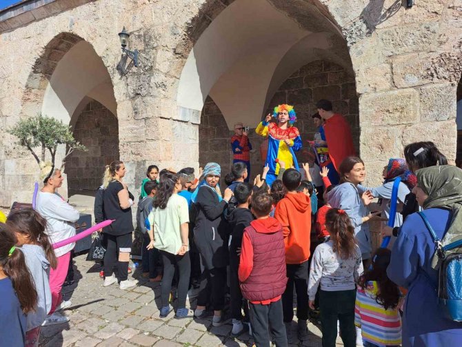 Hataylı Çocuklara Tarihi Külliyede Moral Etkinliği