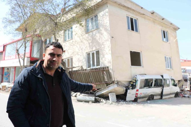 Depremde Binanın Yıkılmasını Minibüs Önledi