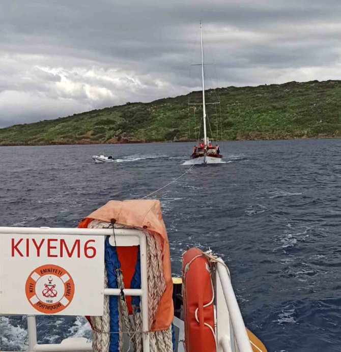 Motor Arızası Nedeniyle Sürüklenen Tekne Kurtarıldı