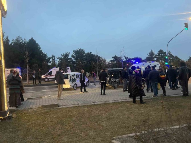 Nevşehir’de Fireni Patlayan Kamyon Araçlara Çarptı: 6 Yaralı